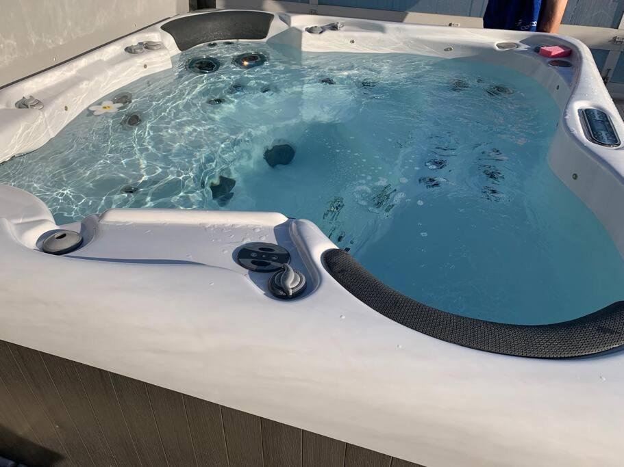 Chalet 2 Personnes Avec Jacuzzi Et Piscine Saisonniere Partagee Corcieux 外观 照片