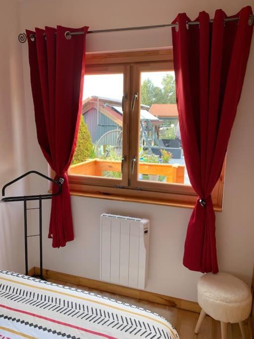 Chalet 2 Personnes Avec Jacuzzi Et Piscine Saisonniere Partagee Corcieux 外观 照片